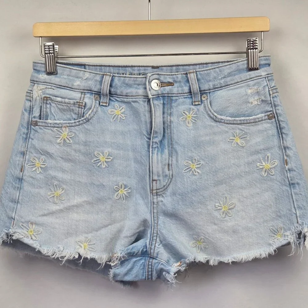 American Eagle Light Wash Daisy Embroidered Denim Shorts Size 4